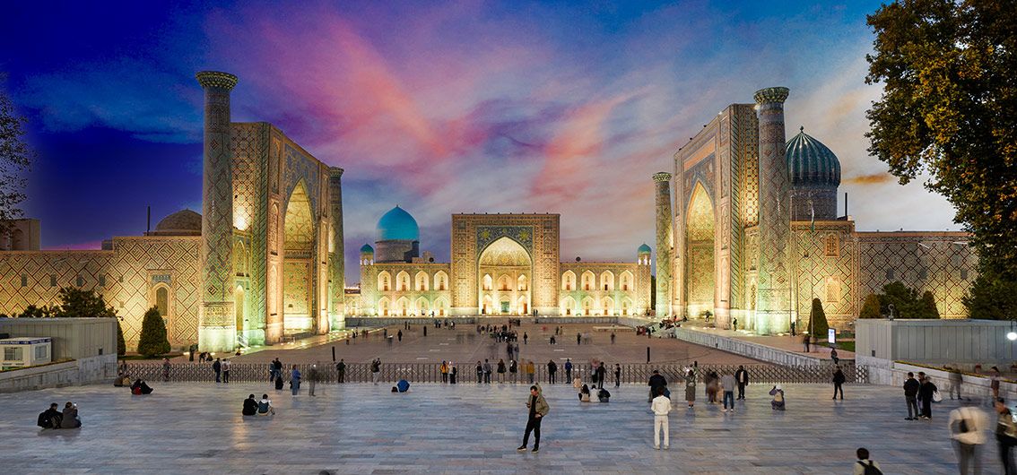 Der-abendliche-Registan-Platz-in-Samarkand-Usbekistan